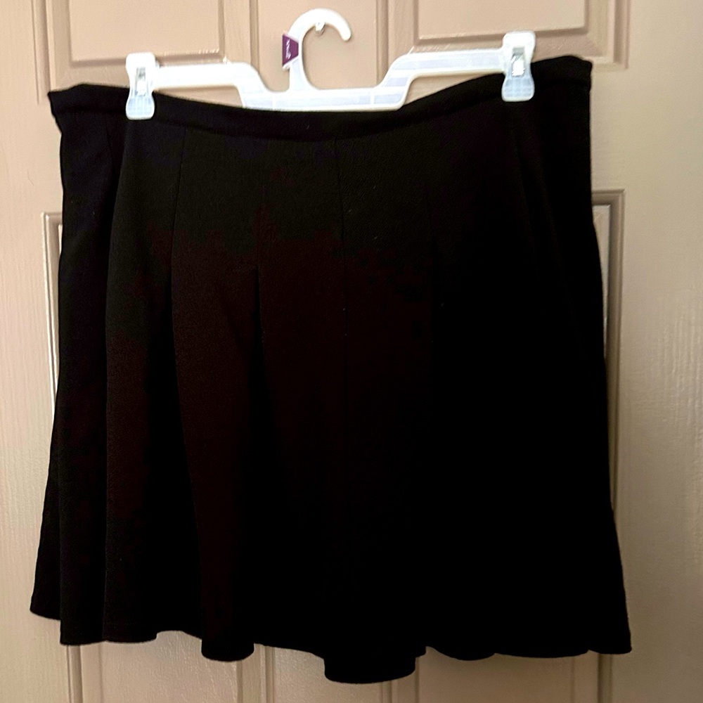 Black pleated skirt - 2x